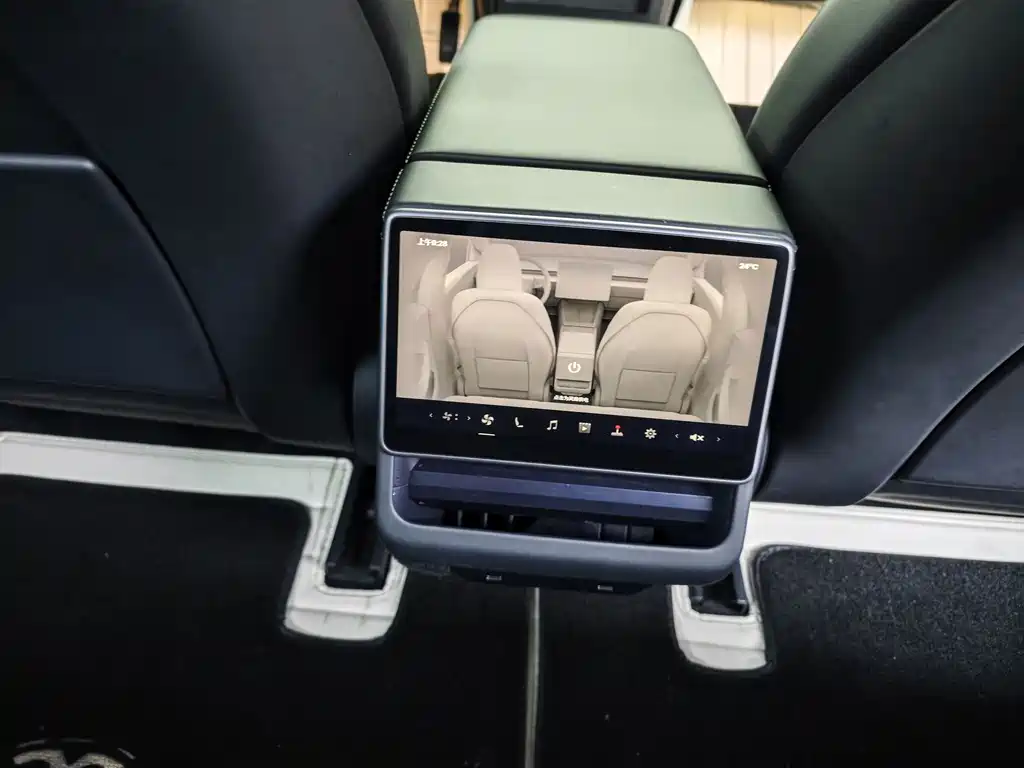 Tesla Model 3 — миниатюра 10