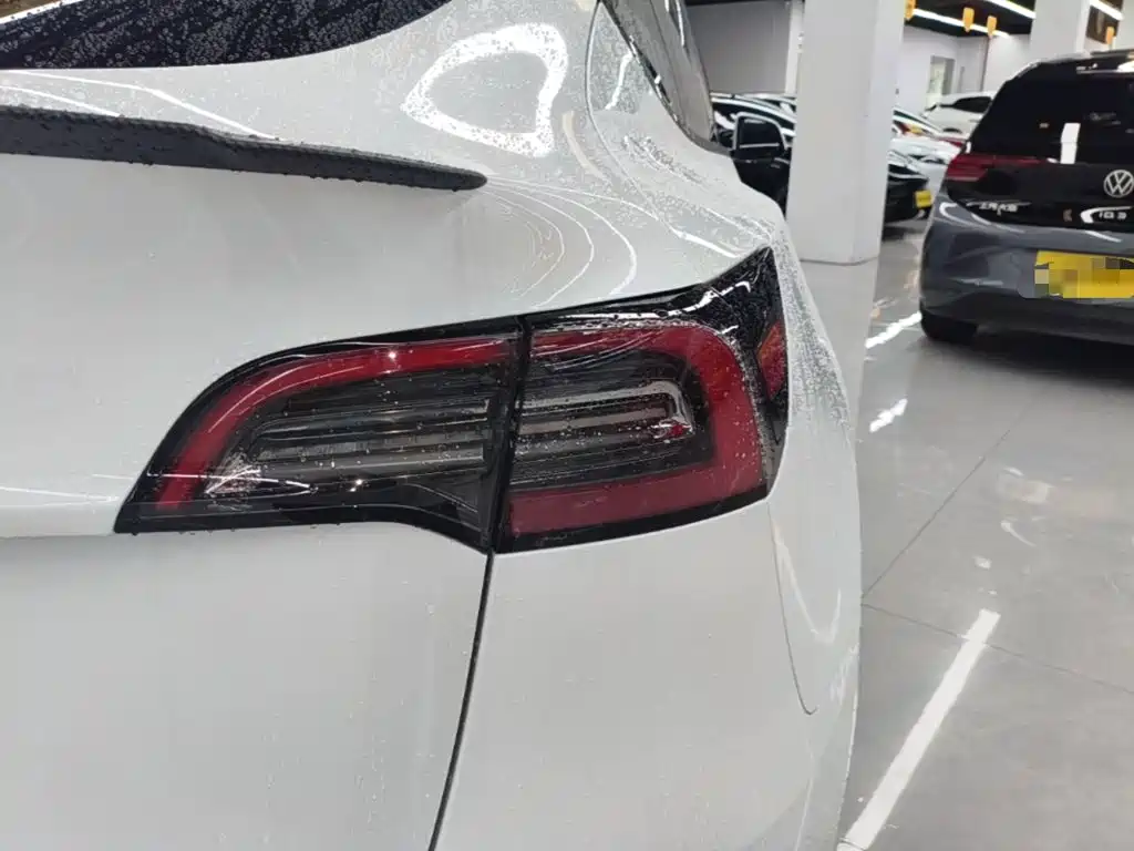 Tesla Model Y — миниатюра 8