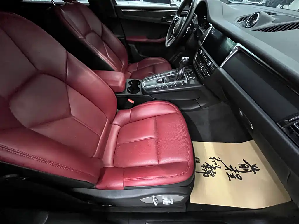 PORSCHE MACAN
