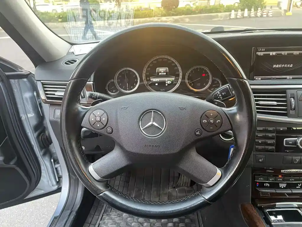 Mercedes-Benz E-Class — миниатюра 10