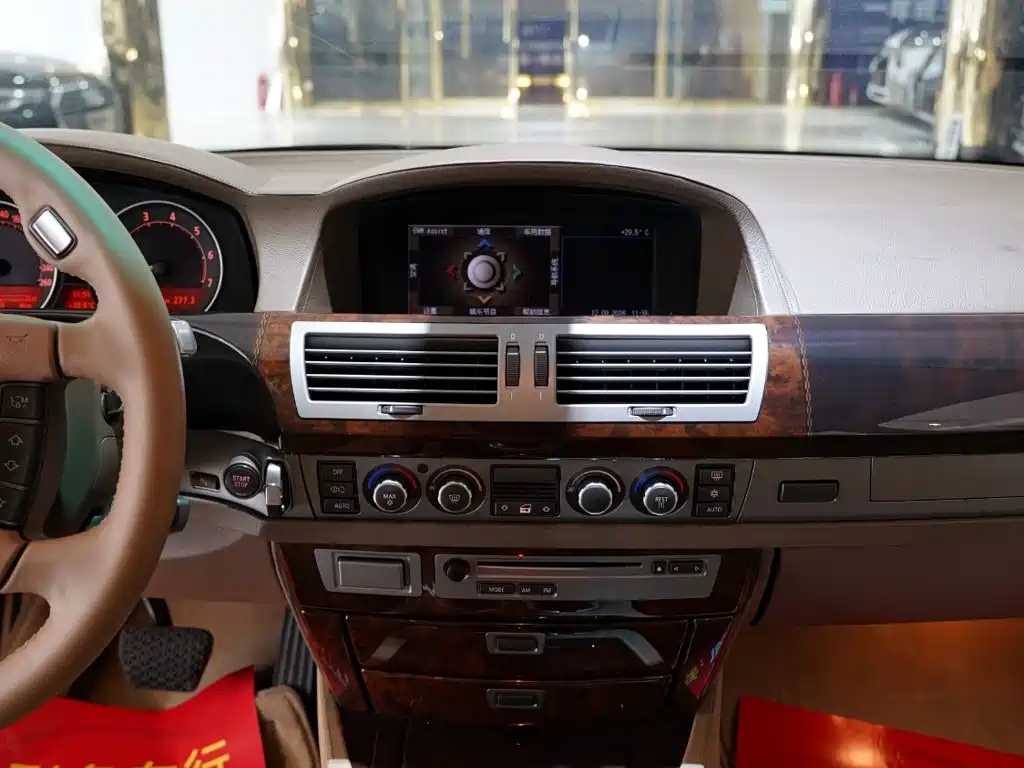 BMW 7 Series — миниатюра 9