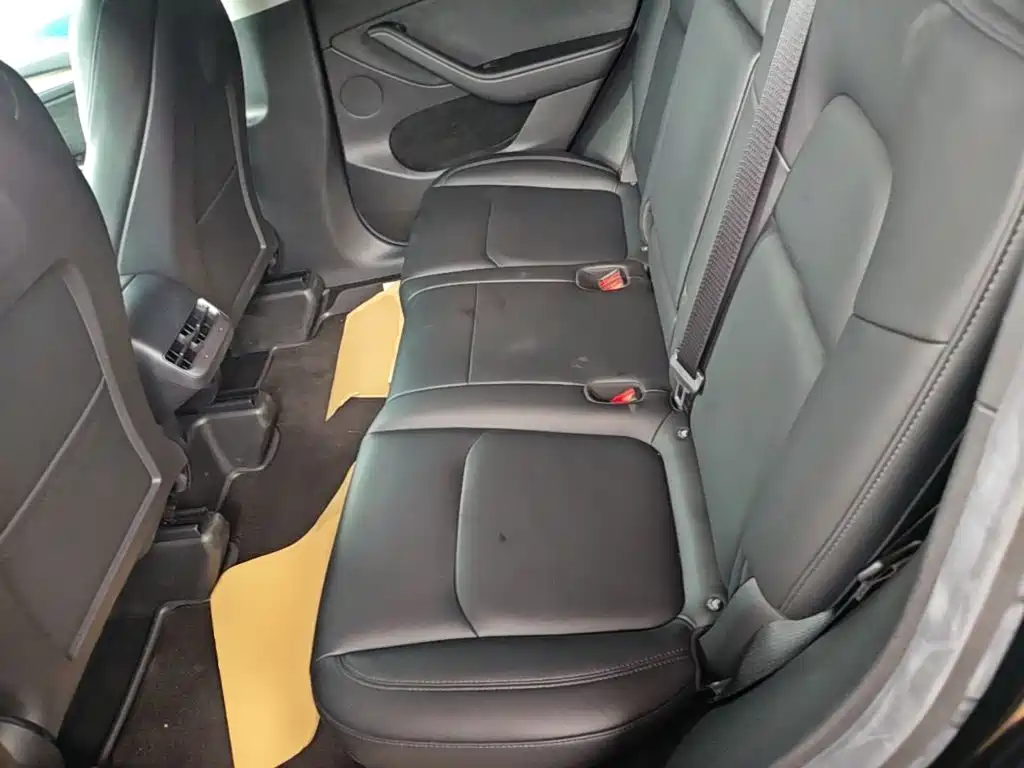 Tesla Model Y — миниатюра 17