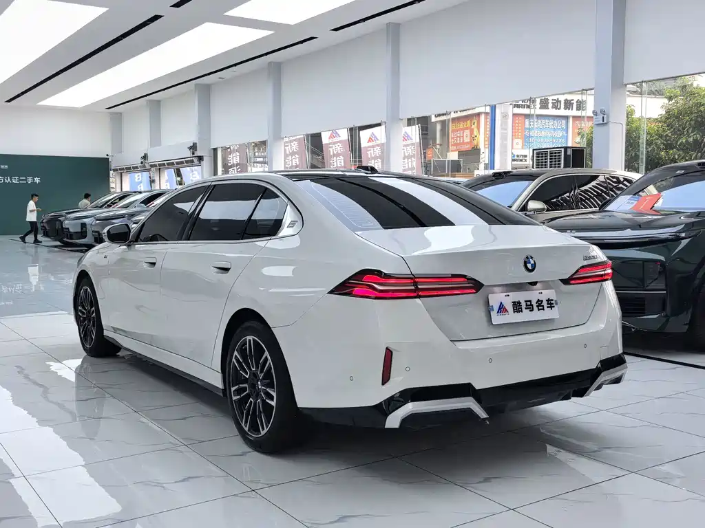 BMW 5 Series — миниатюра 13