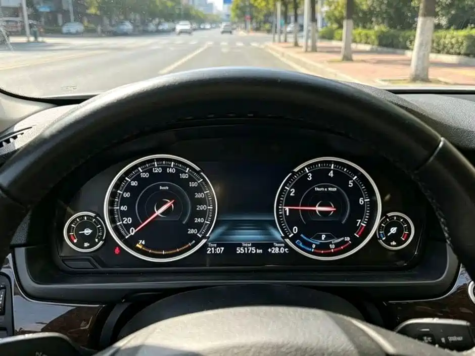 BMW 5 Series — миниатюра 5