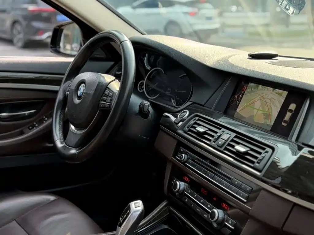 BMW 5 Series — миниатюра 4
