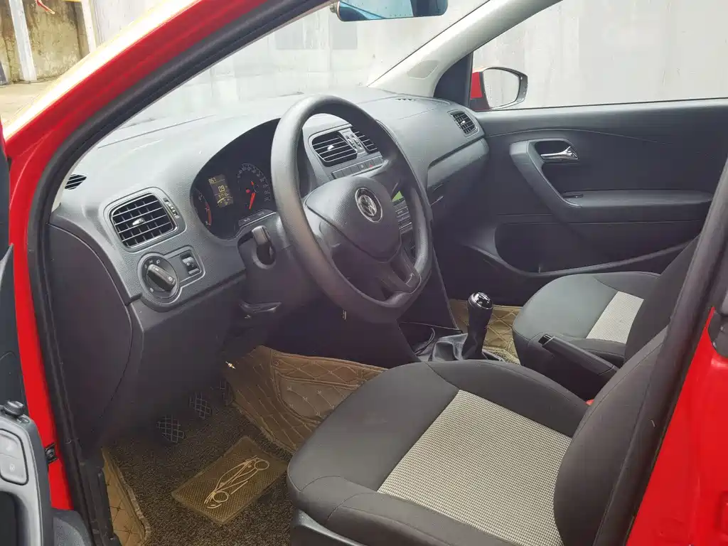 Volkswagen Polo 2016 1.4L MT