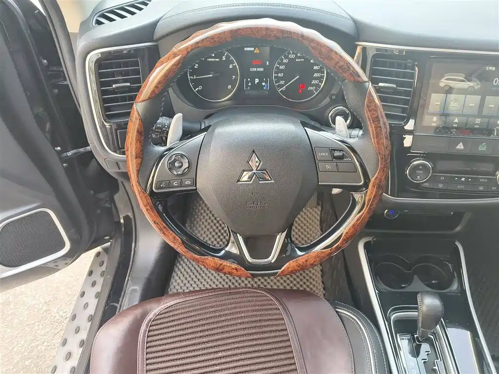 MITSUBISHI OUTLANDER