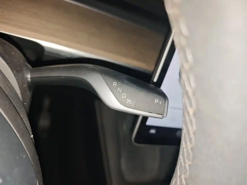Tesla Model Y — миниатюра 7