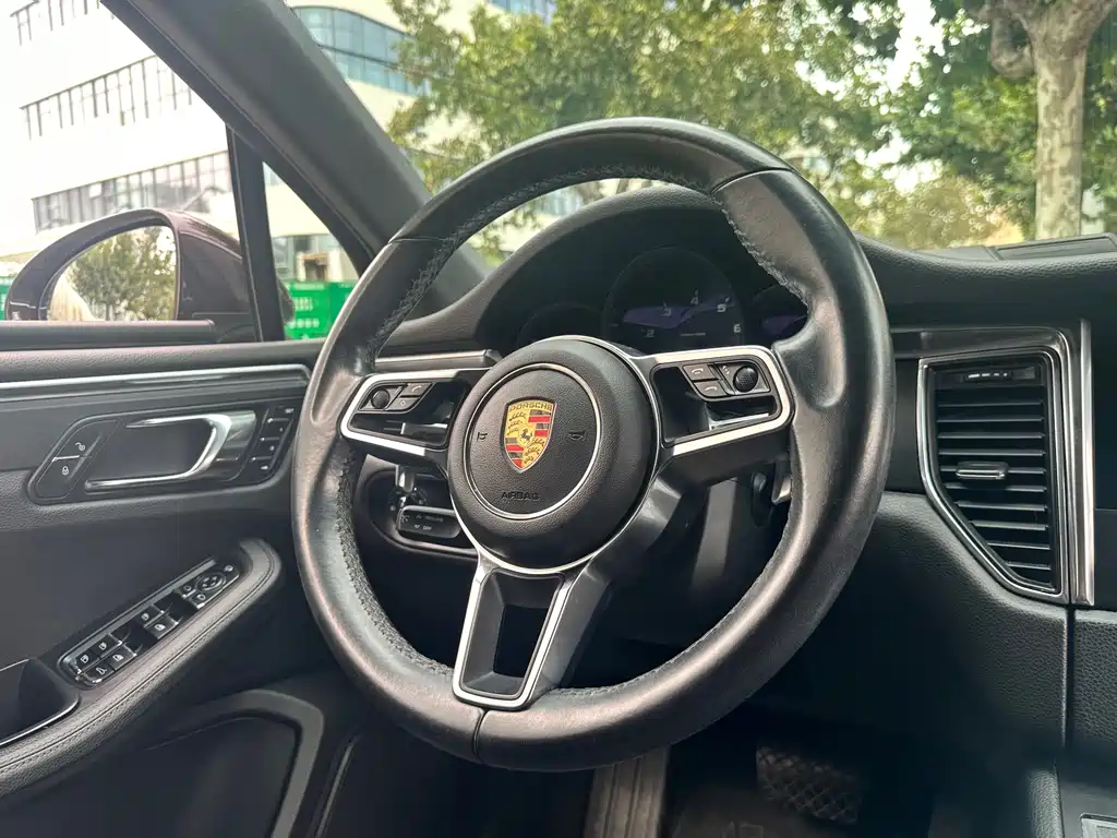 Porsche Macan — миниатюра 8