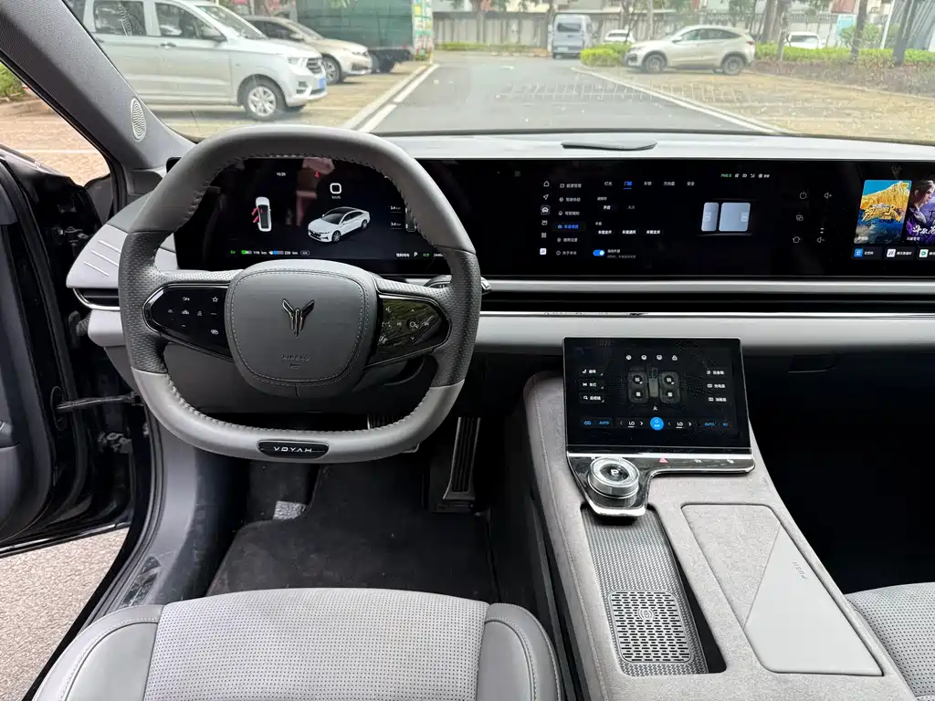 VOYAH LANTU CHASING LIGHT