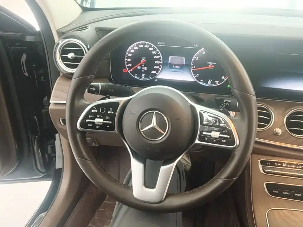 Mercedes-Benz E-Class — миниатюра 11