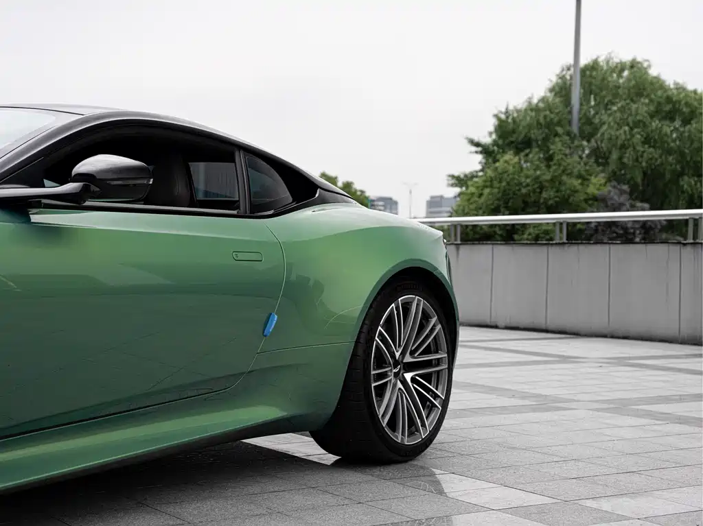 Aston Martin DB12 — миниатюра 8