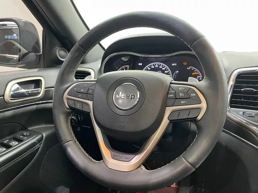 Jeep Grand Cherokee (Import) — миниатюра 16