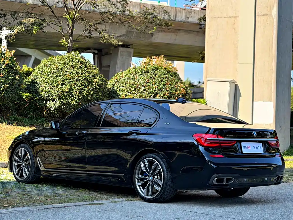 BMW 7 Series — миниатюра 21