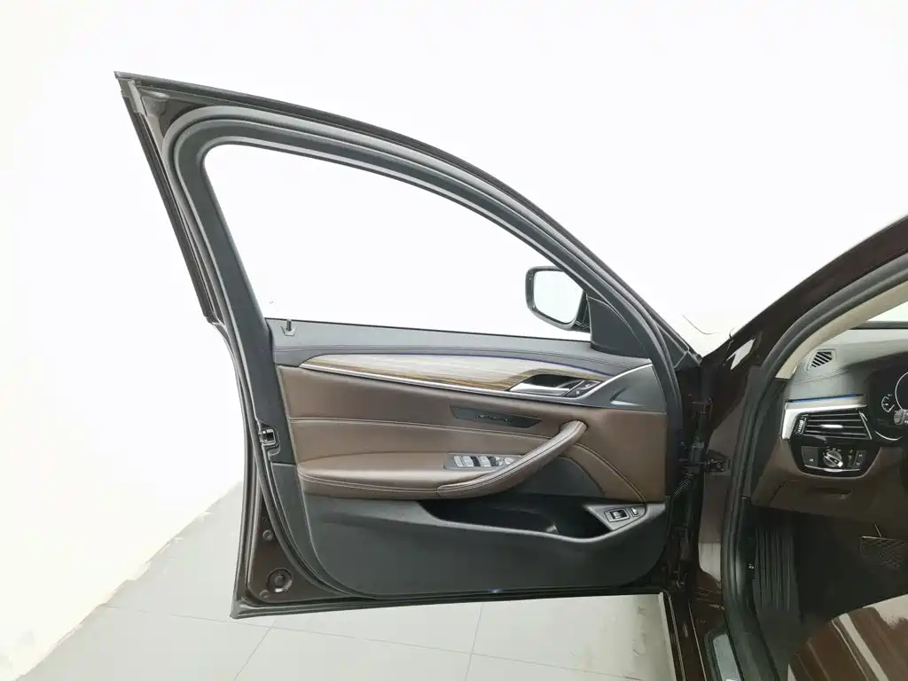 BMW 5 Series New Energy — миниатюра 8