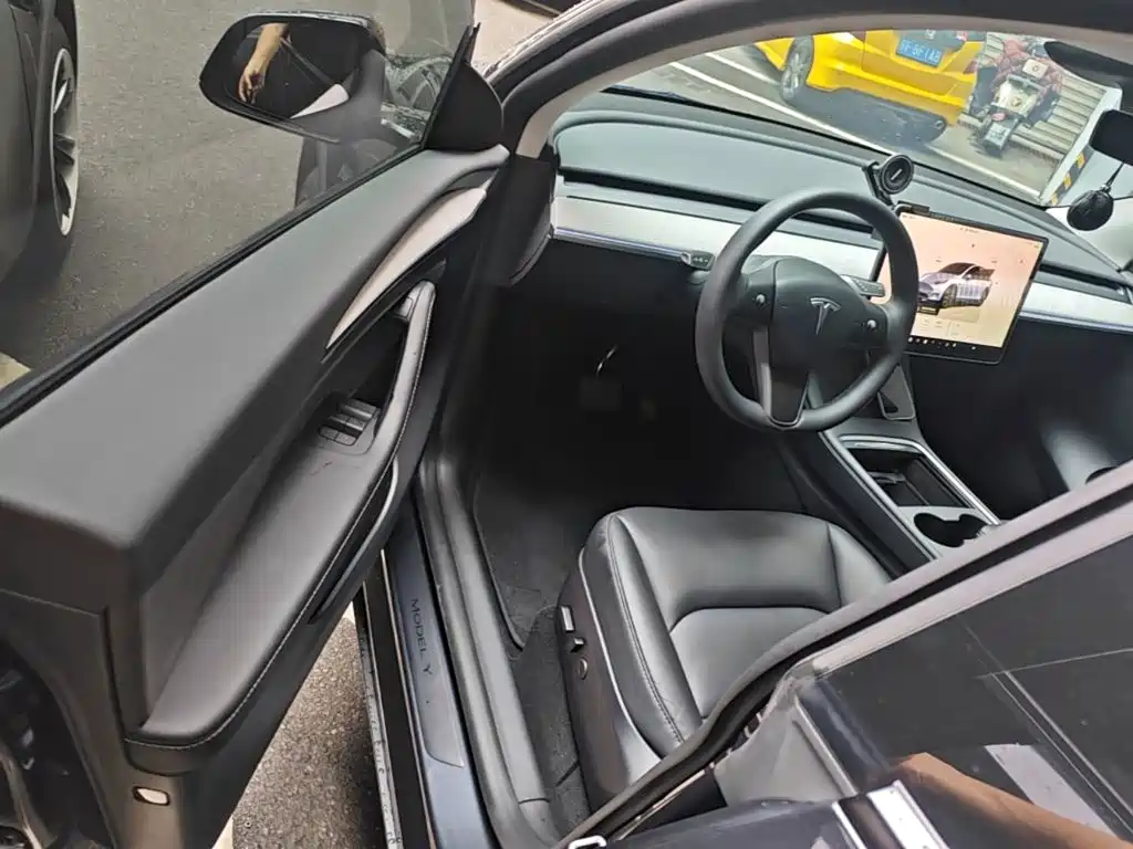 Tesla Model Y — миниатюра 16