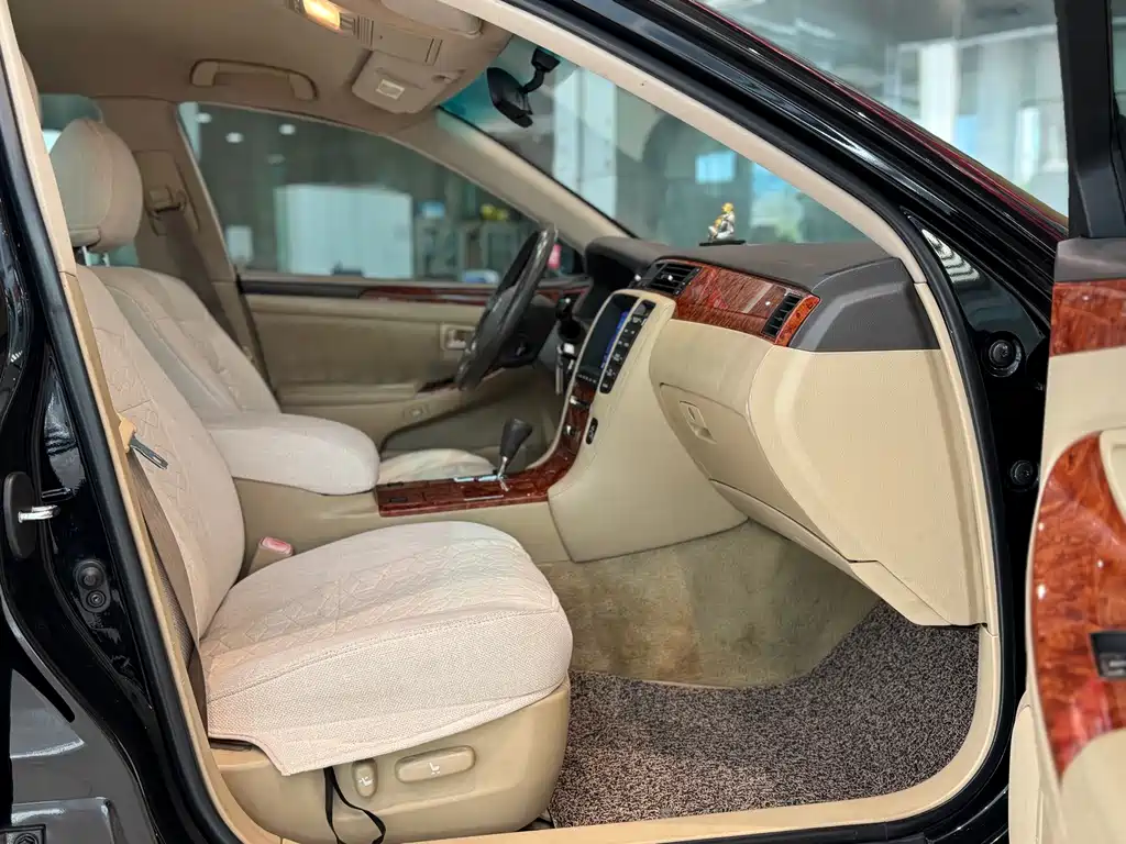 Toyota Crown — миниатюра 18
