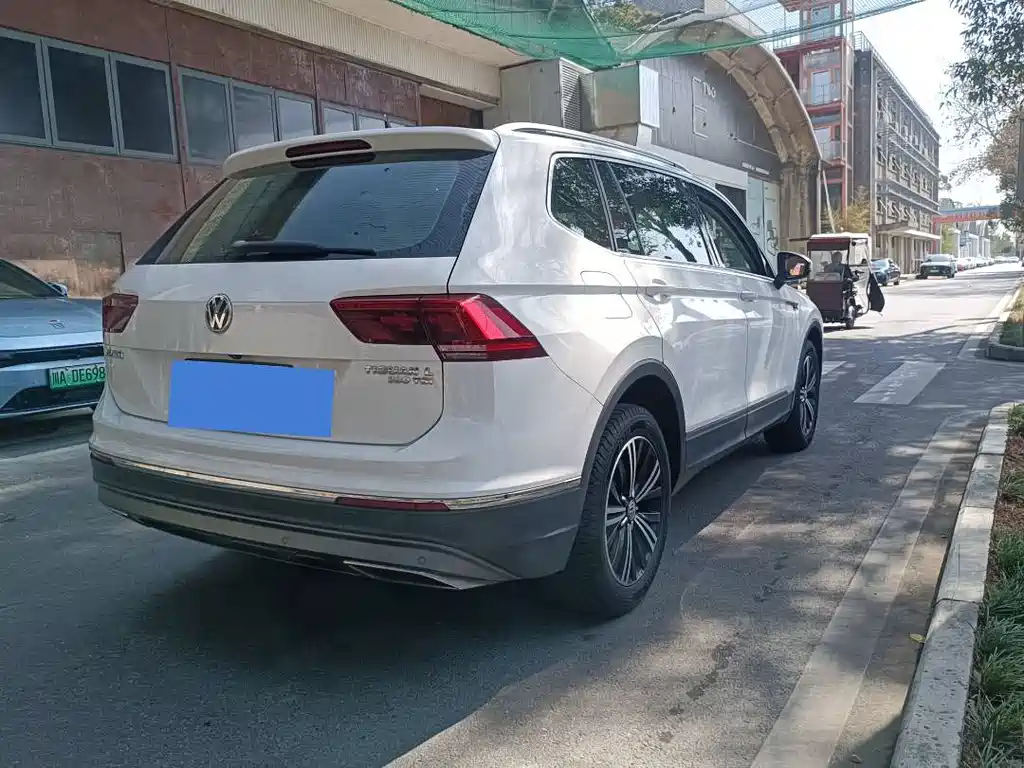 VOLKSWAGEN TIGUAN L