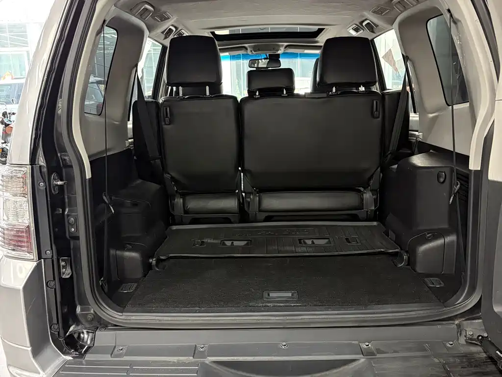 Mitsubishi Pajero (Import) — миниатюра 14