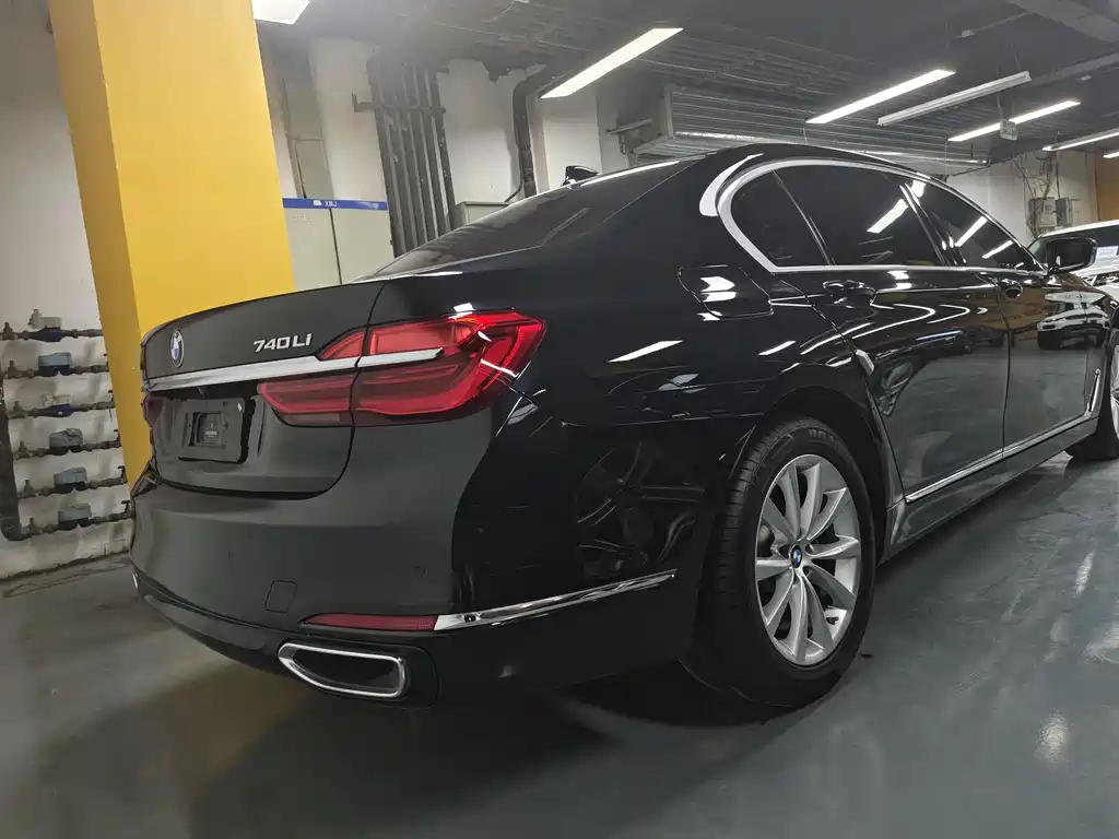 BMW 7 Series — миниатюра 10