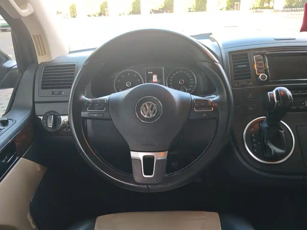 Volkswagen Multivan — миниатюра 11