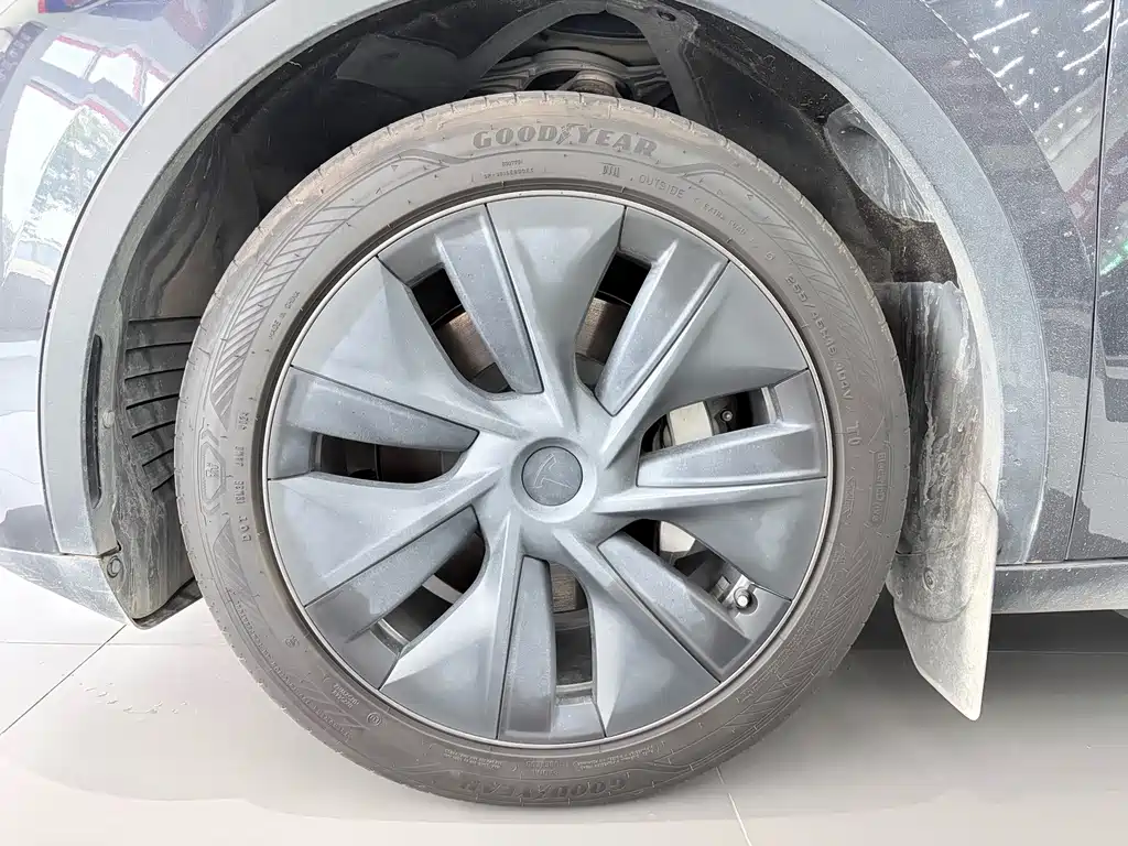 Tesla Model Y — миниатюра 18