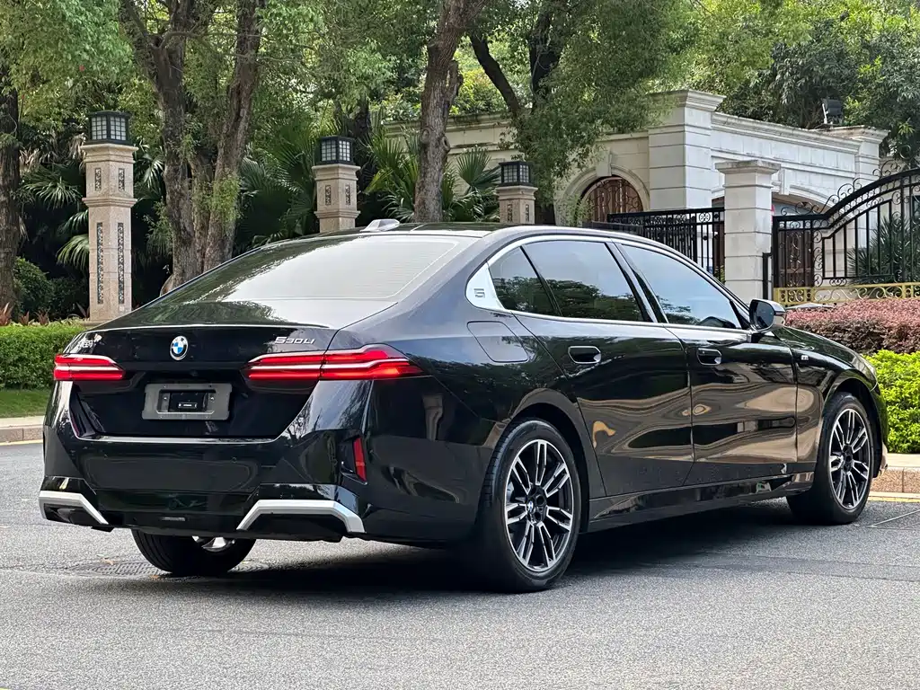 BMW 5 Series — миниатюра 9