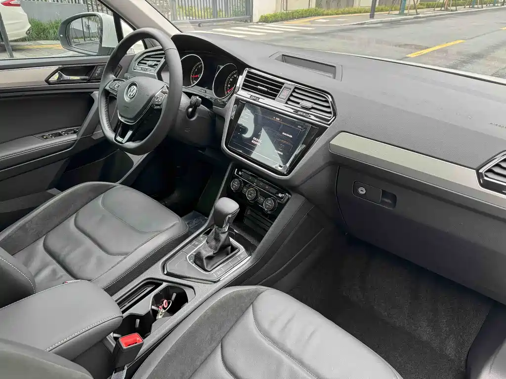 Volkswagen Tiguan L L 2020 330TSI AT Comfort VI