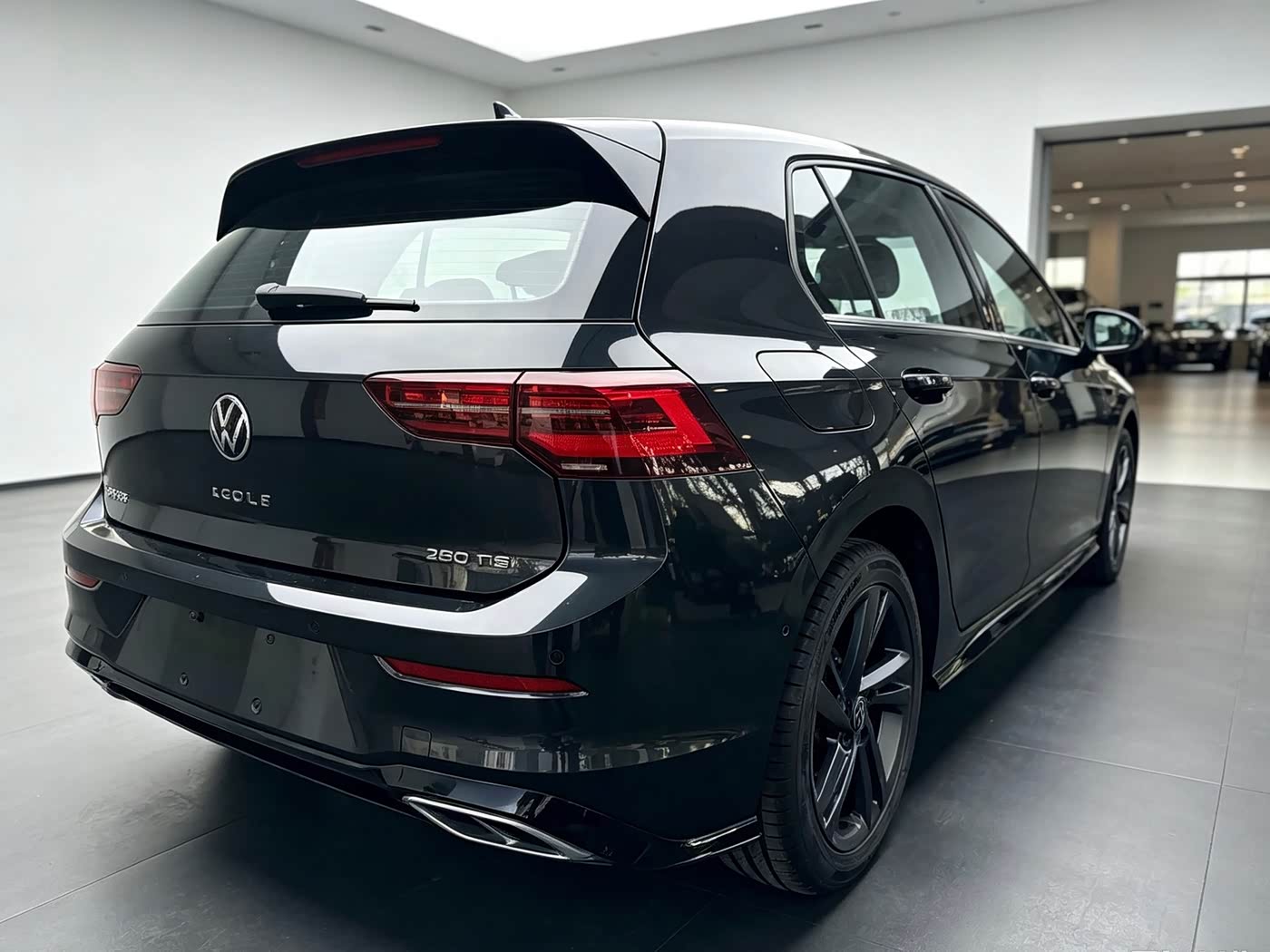 Volkswagen Golf 1.4 л 2023 г. Чёрный, пробег 10000 км