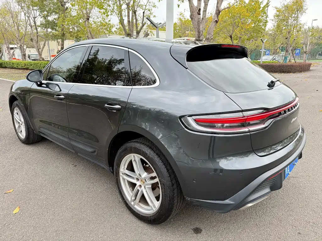 PORSCHE MACAN