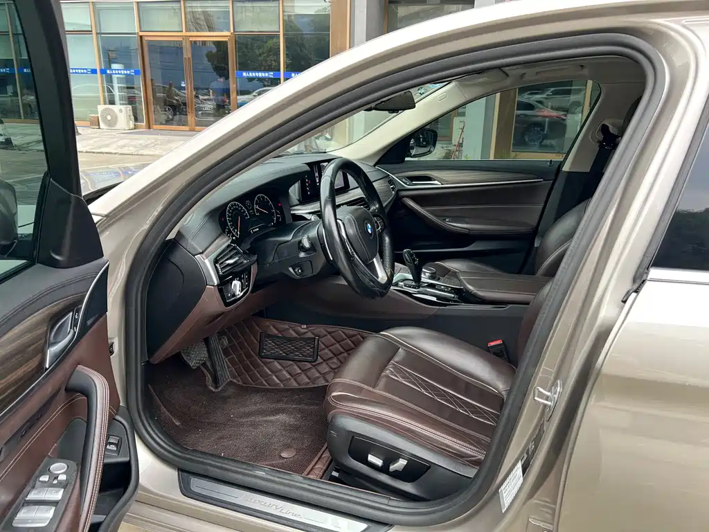 BMW 5 Series — миниатюра 7