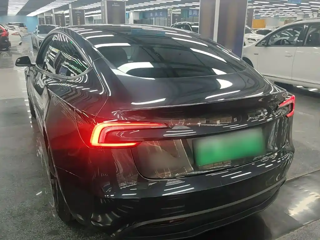 Tesla Model 3 — миниатюра 5