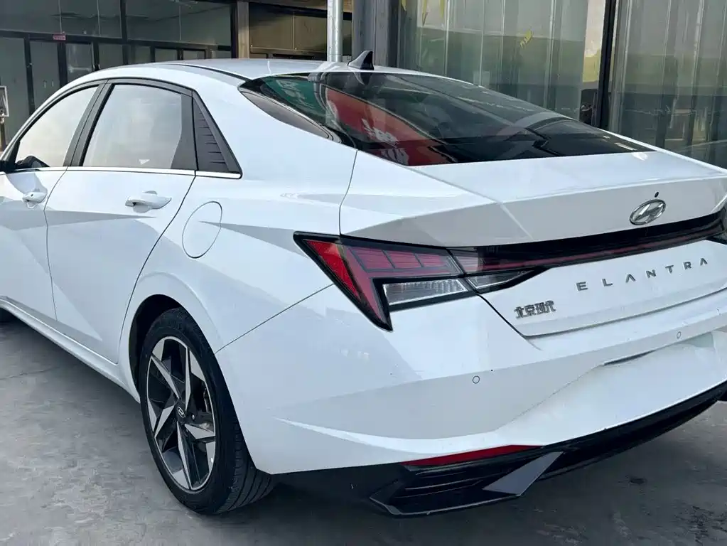 HYUNDAI ELANTRA