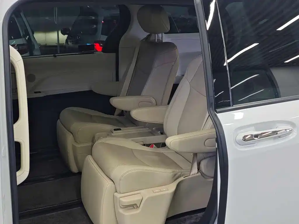 Toyota Sienna — миниатюра 7