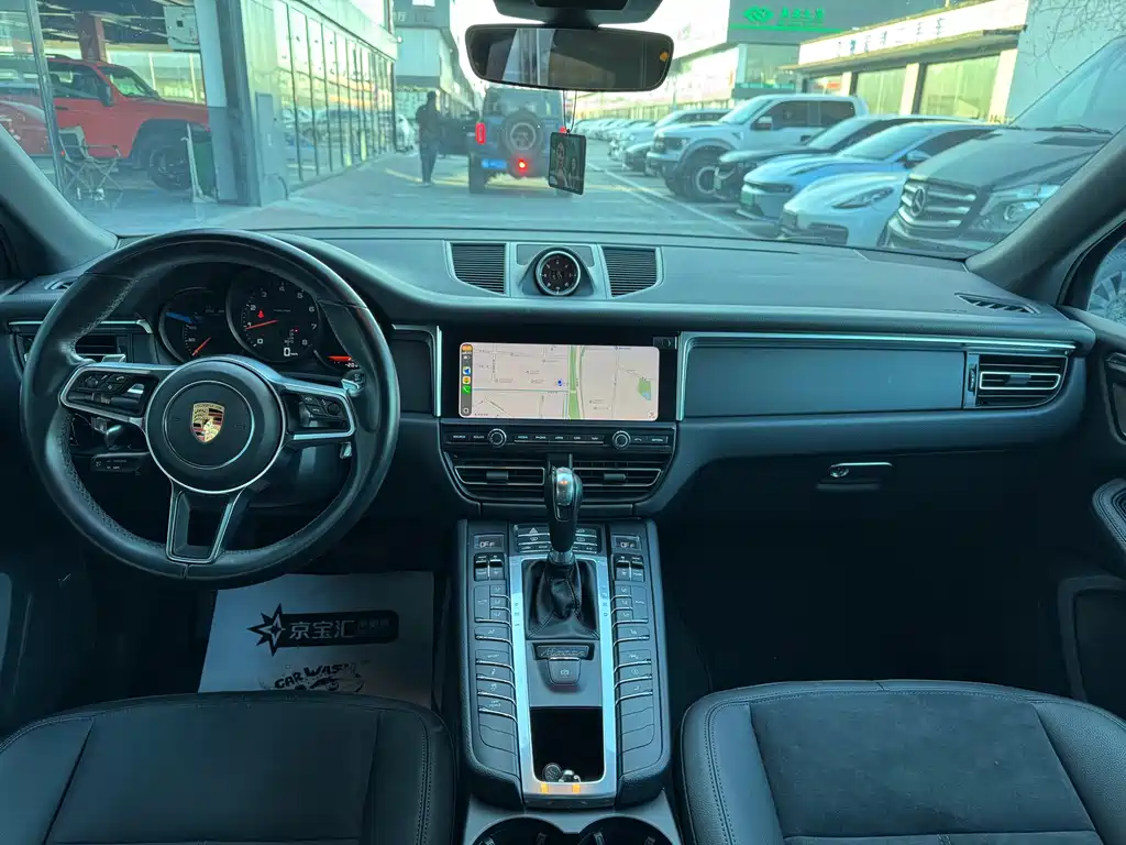 PORSCHE MACAN