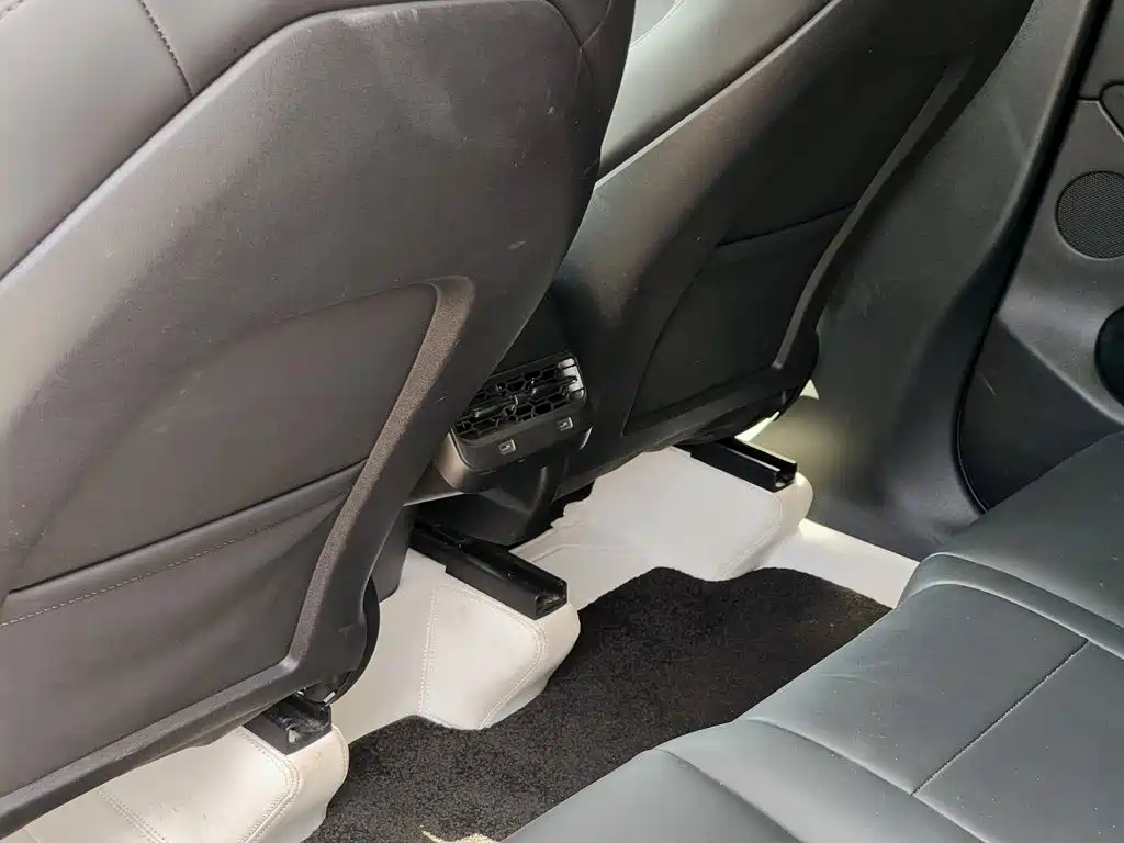 Tesla Model Y — миниатюра 9