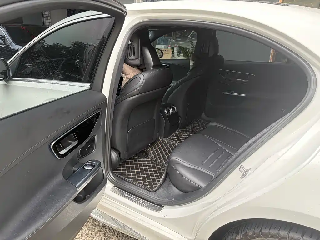 Mercedes-Benz C-Class — миниатюра 6