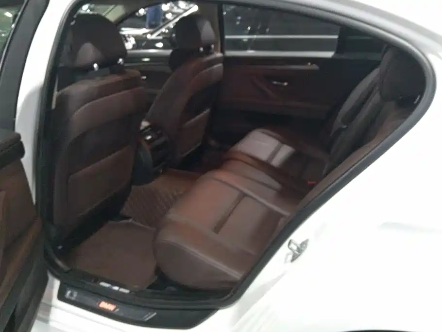 BMW 5 Series — миниатюра 11