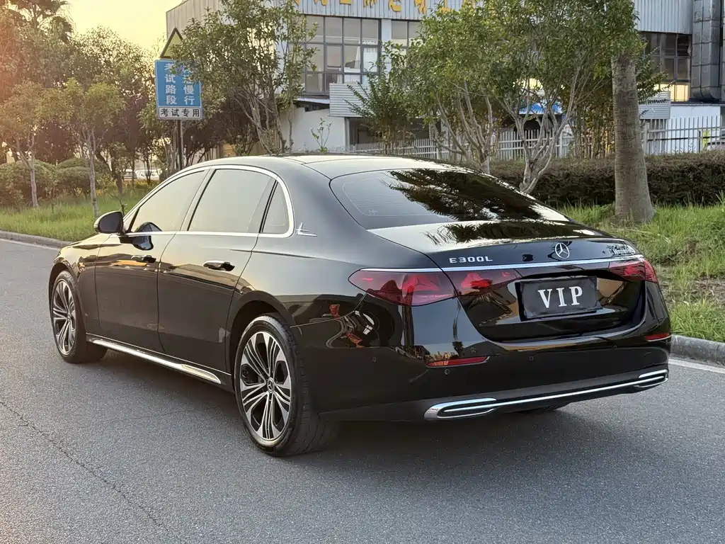 Mercedes-Benz E-Class — миниатюра 6