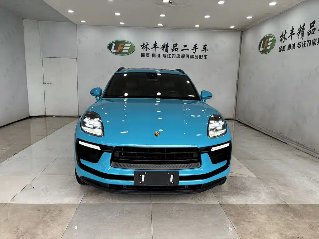 PORSCHE MACAN