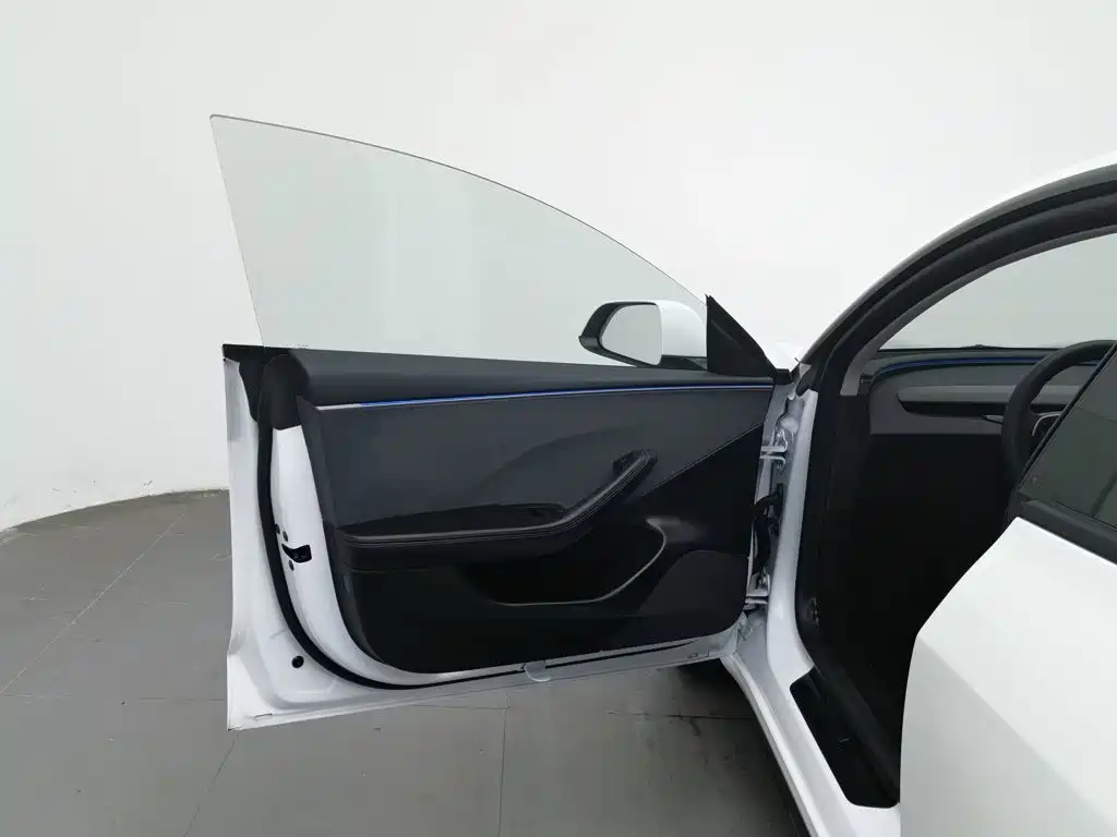 Tesla Model 3 — миниатюра 8
