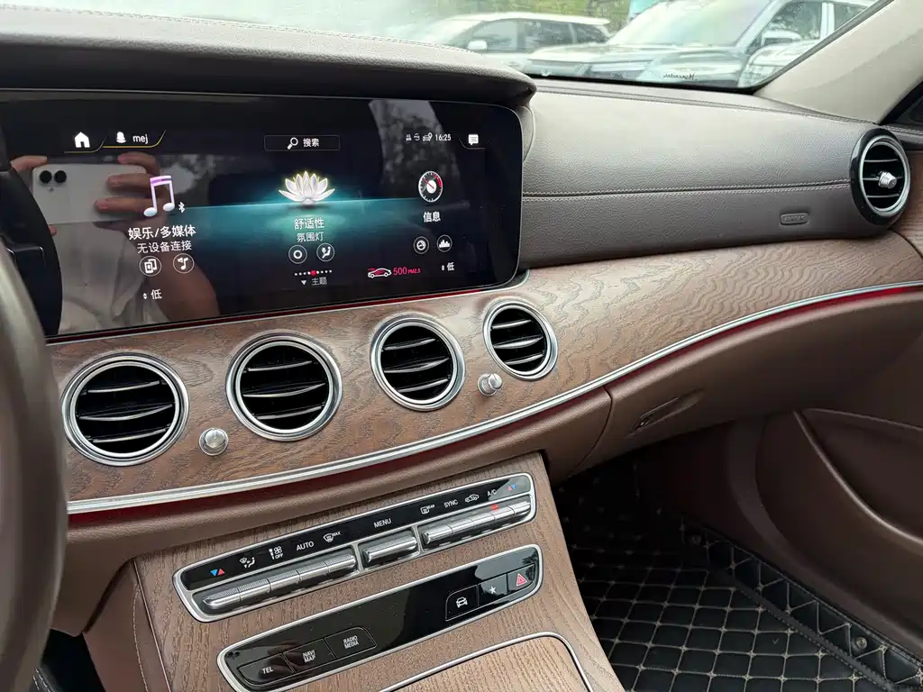 Mercedes-Benz E-Class — миниатюра 7