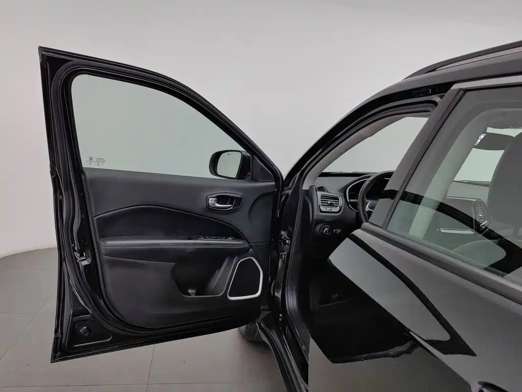 Jeep Compass — миниатюра 8