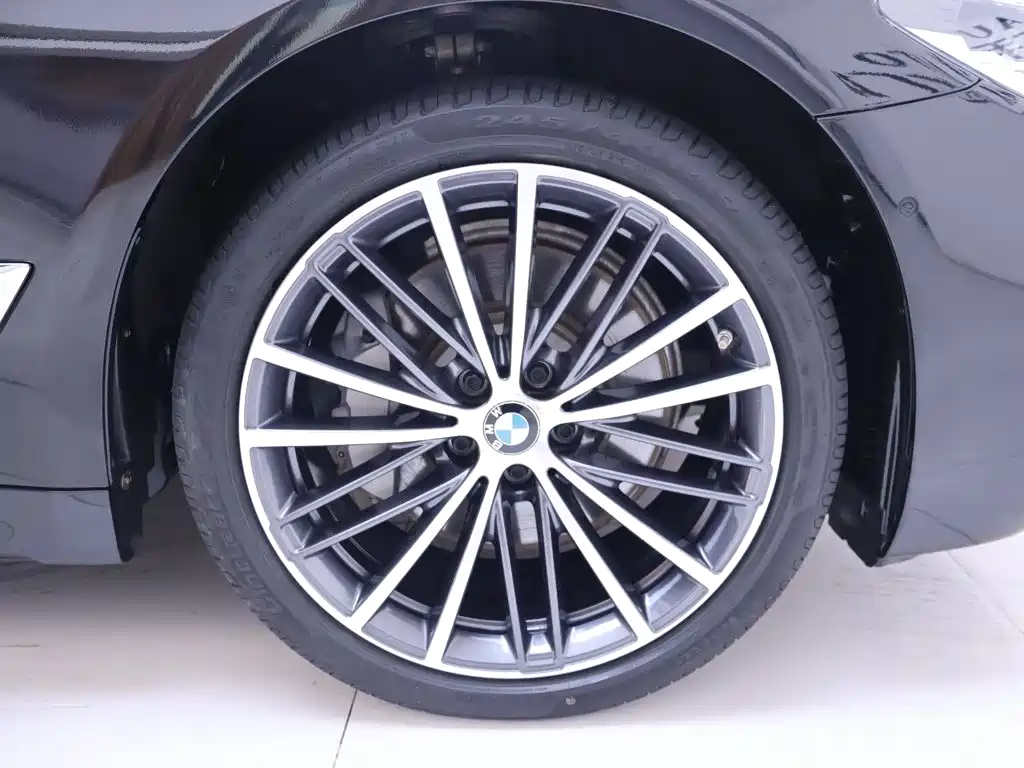 BMW 5 Series — миниатюра 6