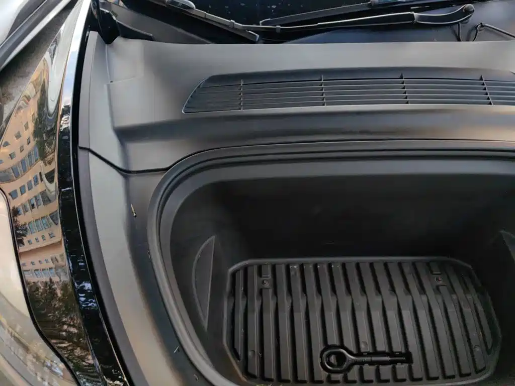 Tesla Model Y — миниатюра 21