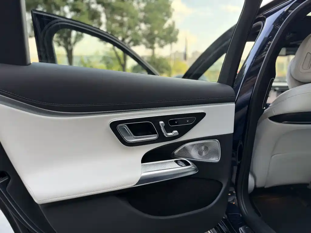 Mercedes-Benz E-Class — миниатюра 8