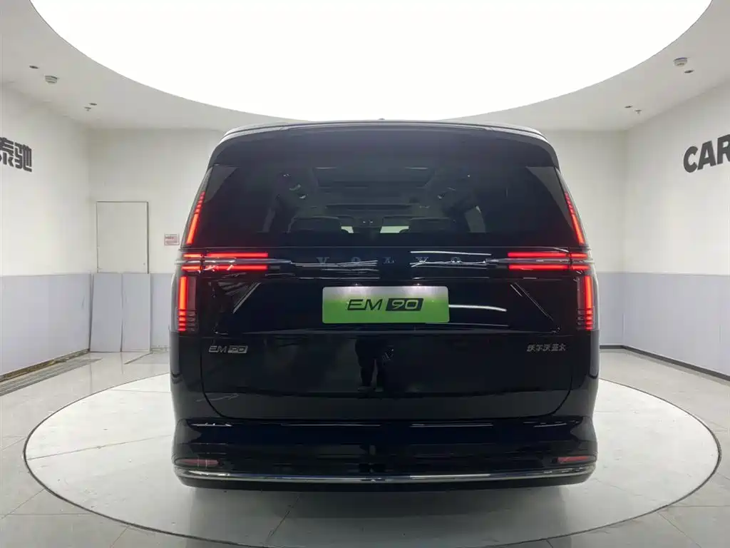 Volvo EM90 2025 Ultra мест