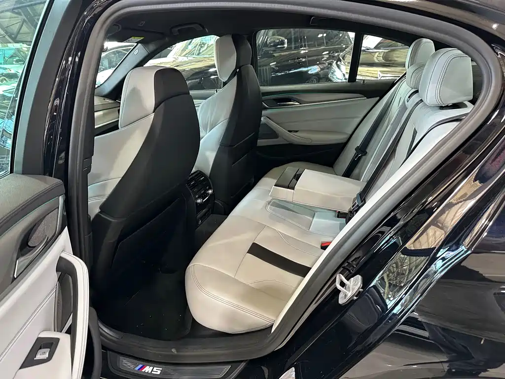 BMW M5 — миниатюра 10