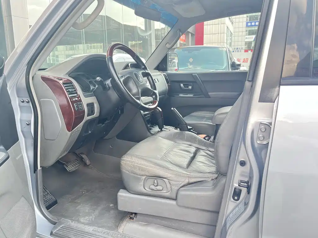Mitsubishi Pajero — миниатюра 7