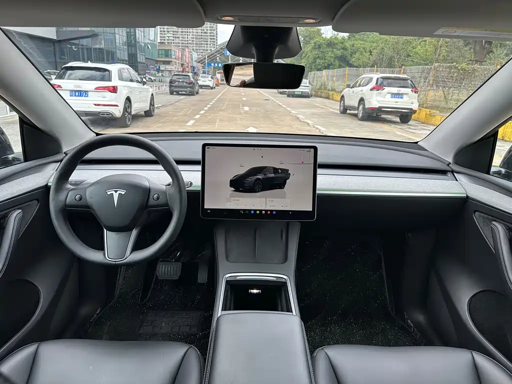 Tesla Model Y — миниатюра 6